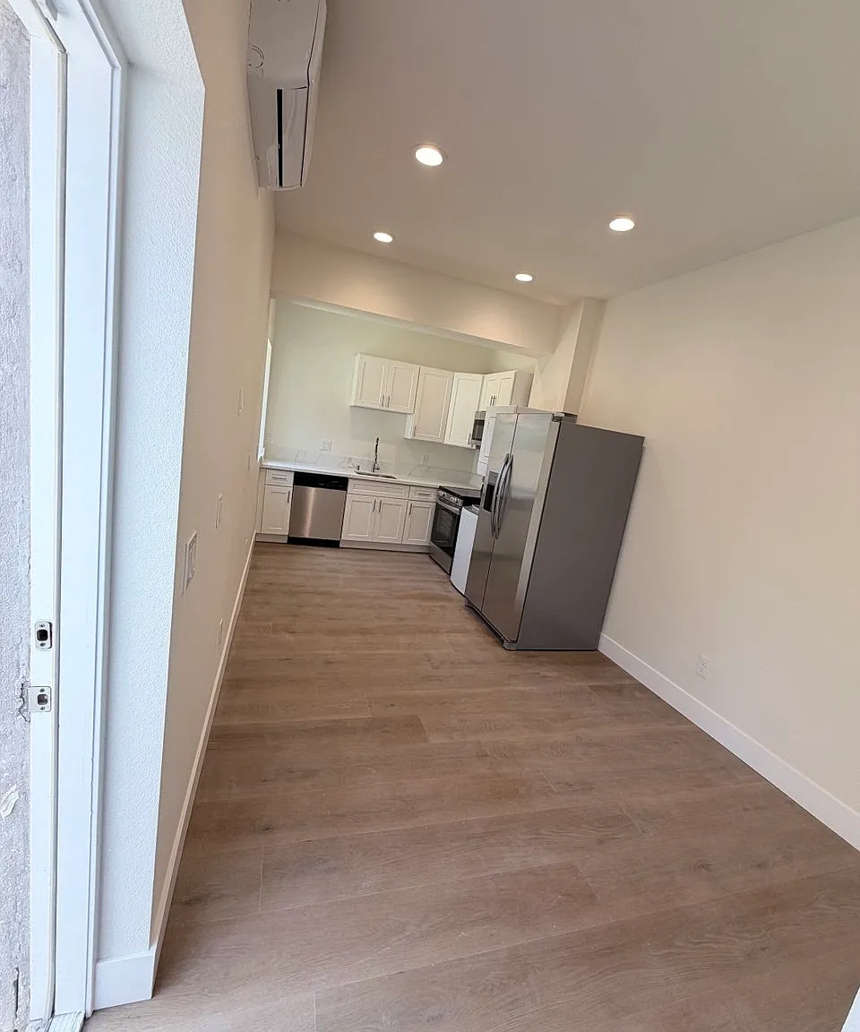 1 bed, 425 sqft, $2,299 — Photo 3