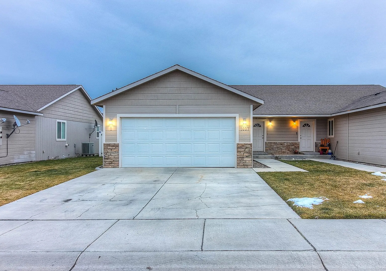 Cottonwood Grove 8903 Midvale — Photo 1