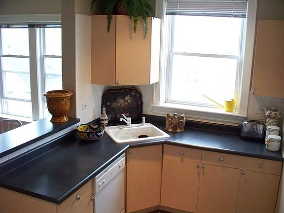 5th image of 3135 W Leland Ave APT 3E