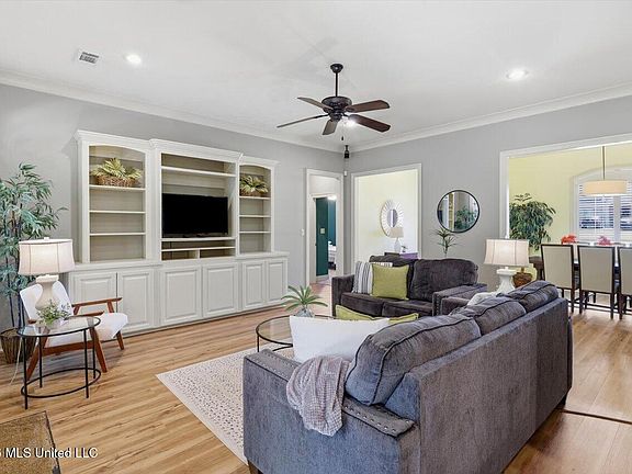 5th image of 122 Addison Way