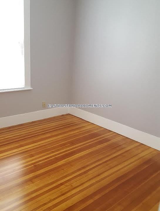 1495678032-bedroom-2