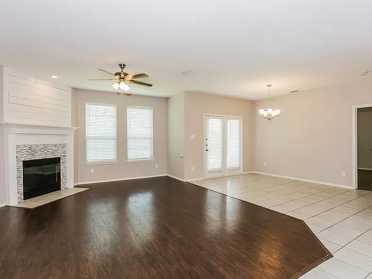 204 Bay St — Photo 5