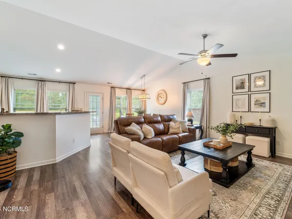 112 Chandas Place, Maple Hill, NC 28454