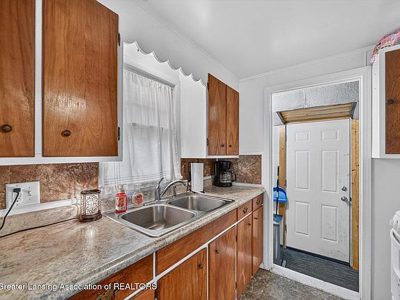5th image of 910 S Clinton St