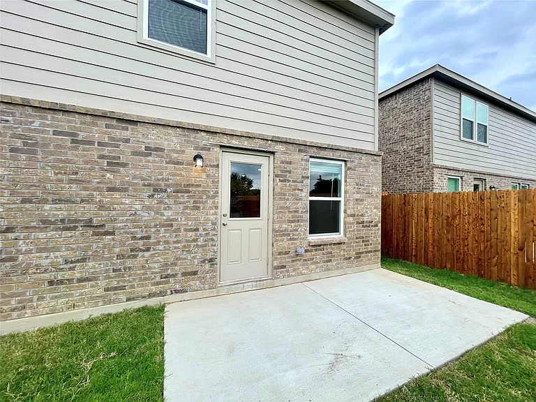 481 Grenada Lake Dr — Photo 9
