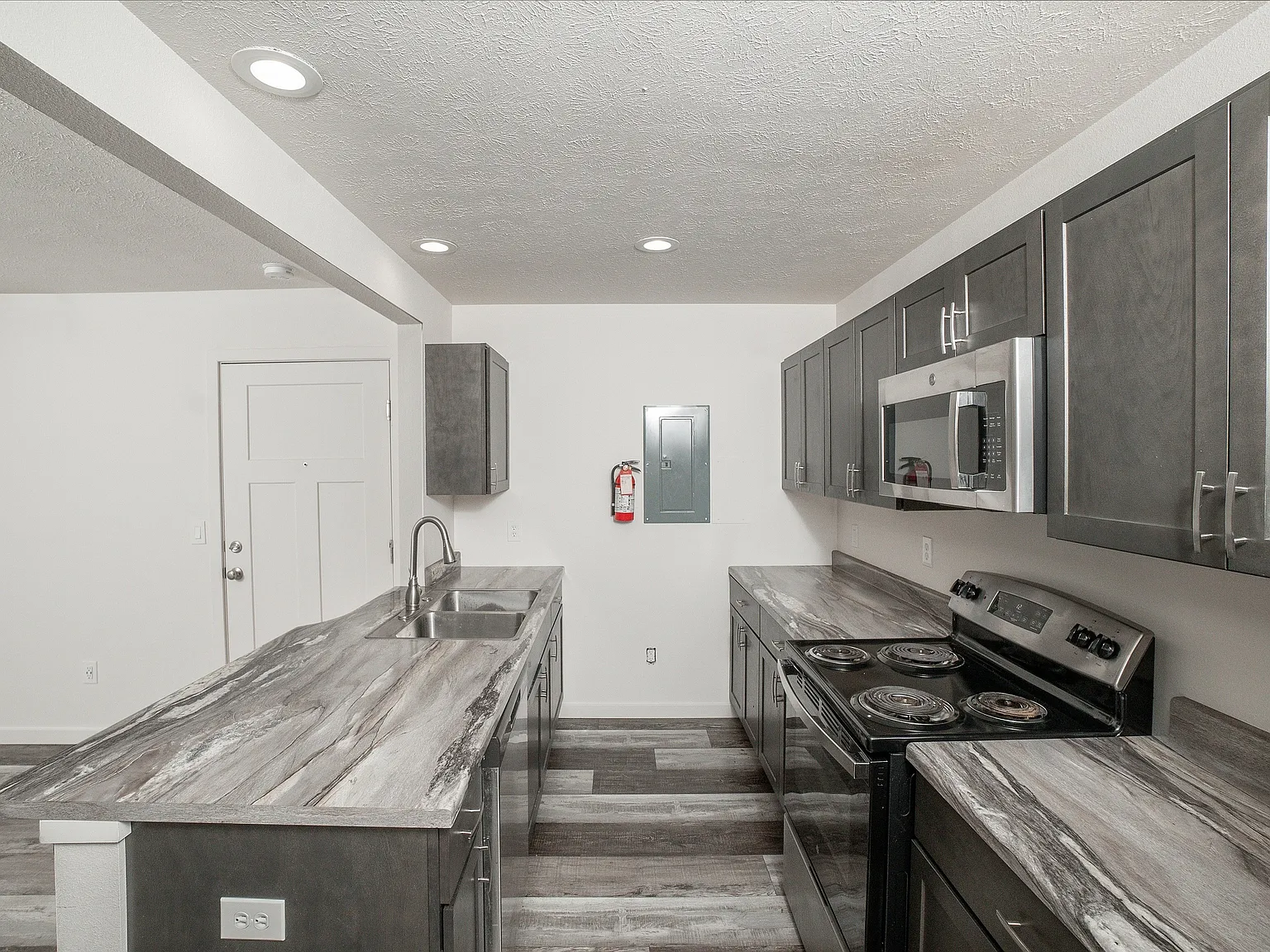 El Chaparral Apartments — Photo 3
