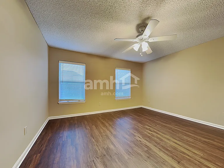 1852 Willesdon Dr W — Photo 8