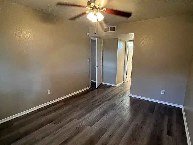 Sand Pebble Apartments — Photo 58