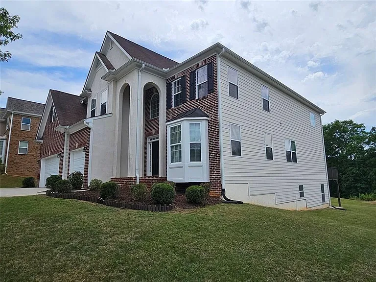 3755 Long Lake Dr — Photo 2