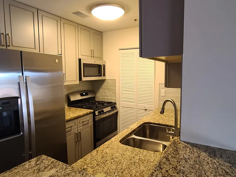 611 Hapsfield Ln #303 — Photo 5