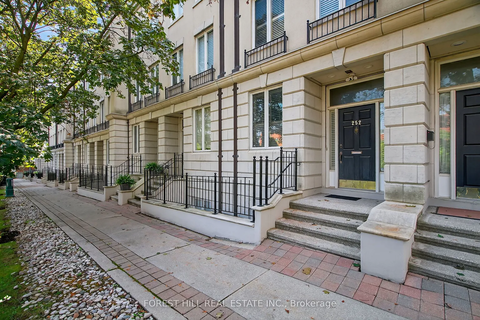 252 Spadina Rd photo 1