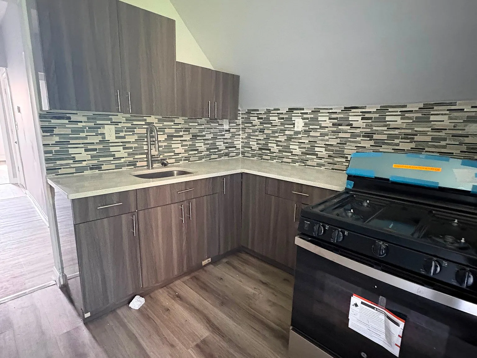 3 bed, 1.0 bath, $3,400 — Photo 2