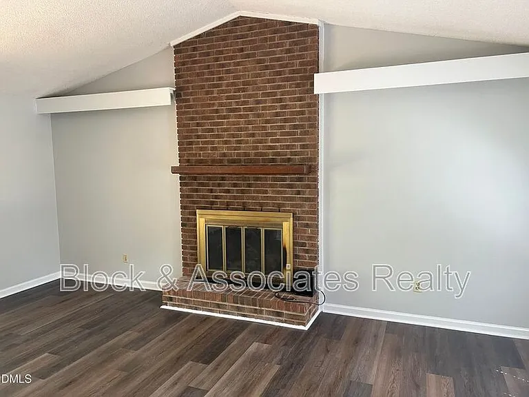 200 Lake Pine Dr — Photo 3