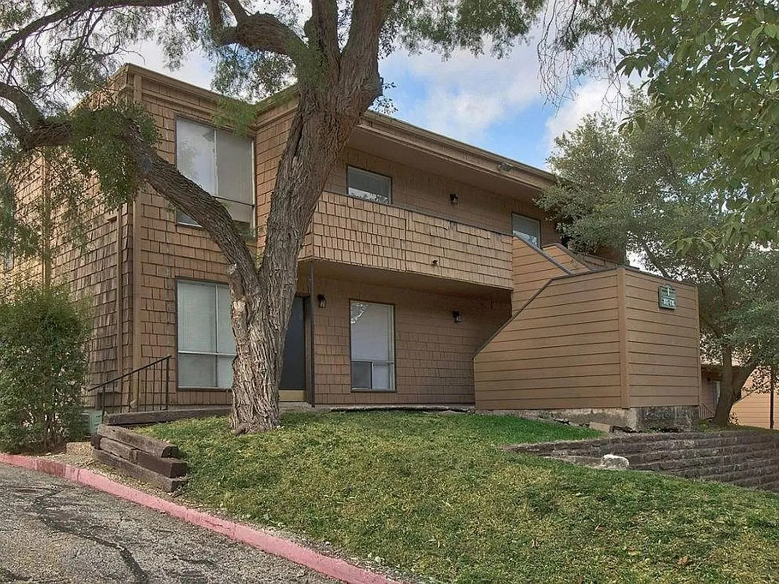 Alamo Heights Treehouse — Photo 4