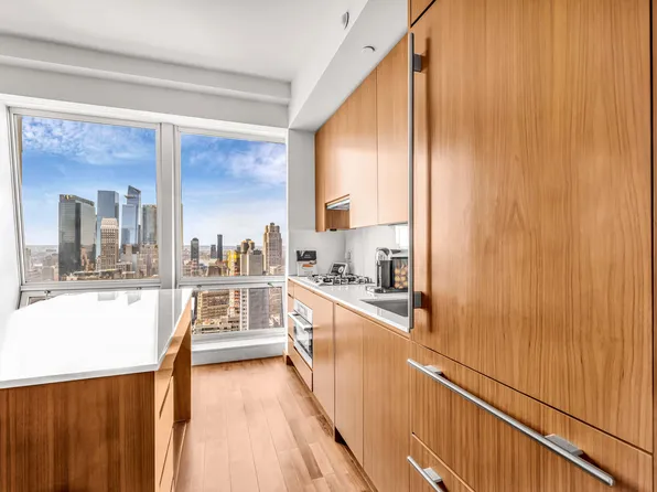 400 Fifth Avenue 42G image 2 of 7