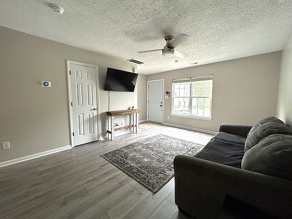 5th image of 325 Bracken Pl