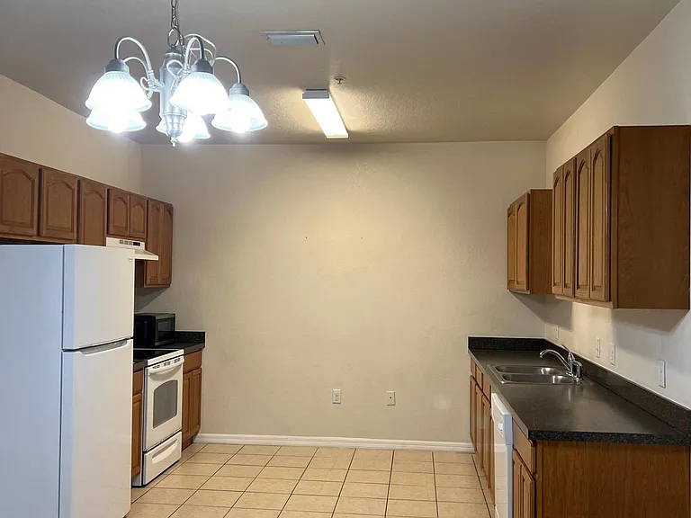 1577 NW 29th Rd #11 — Photo 4