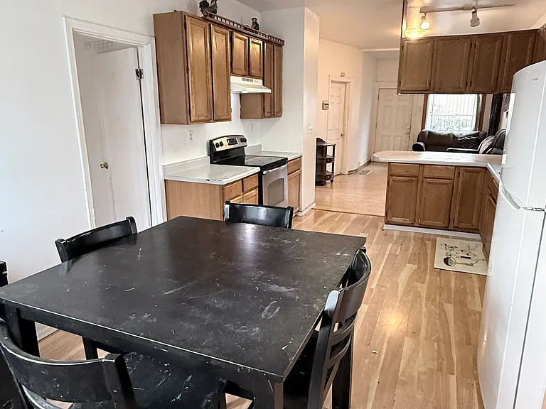 527 S Sullivan St — Photo 7