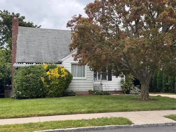 95 Branton Pl, Albertson, NY 11507