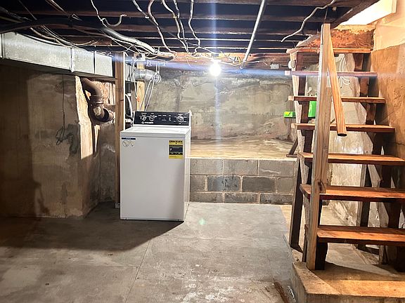 5th image of 2651 Agate St