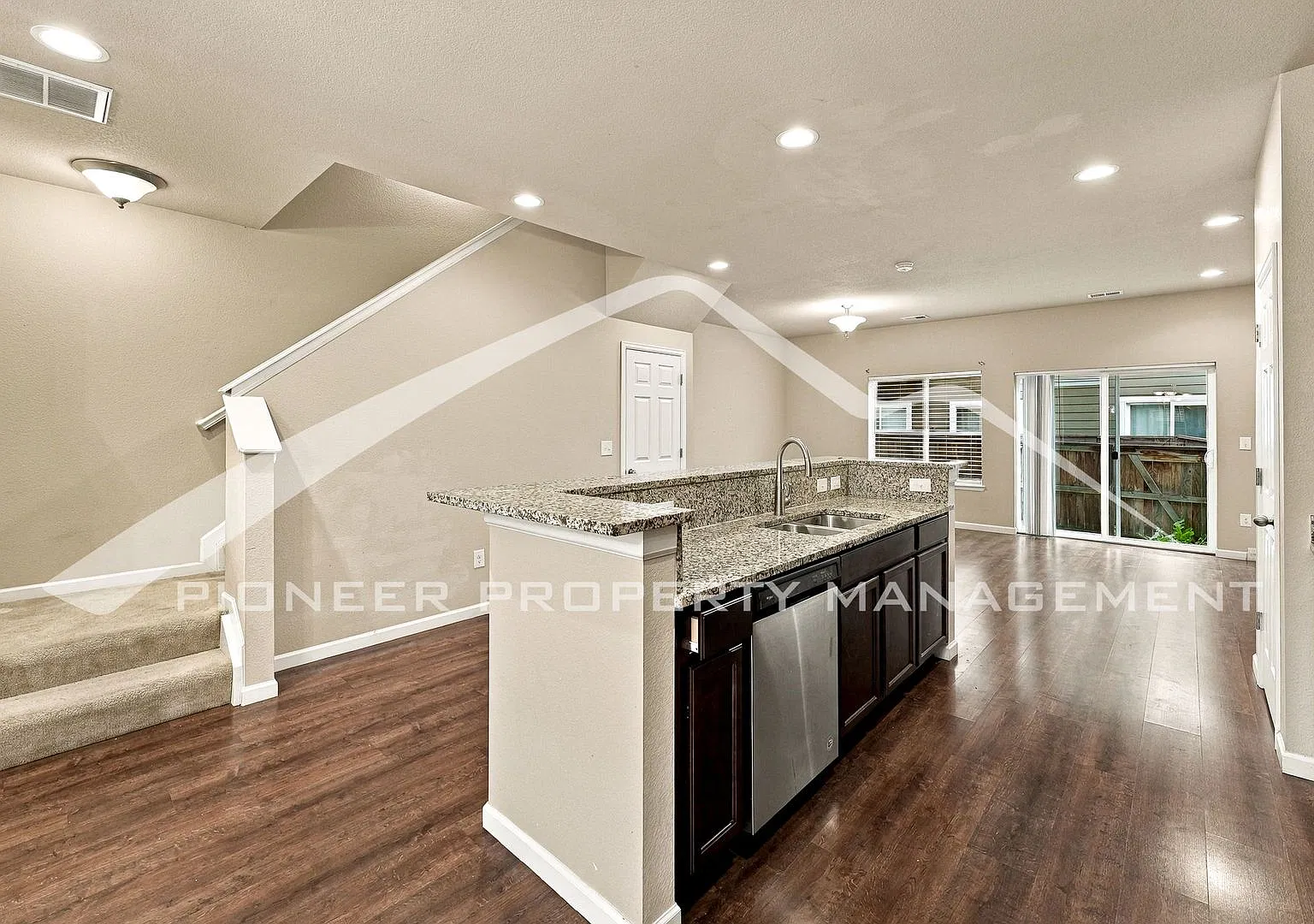 Awesome Townhome in Commerce City — Photo 4