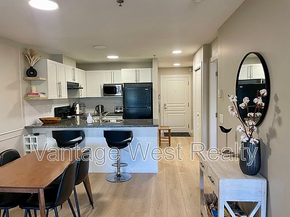3rd image of 1093 Sunset Dr #208
