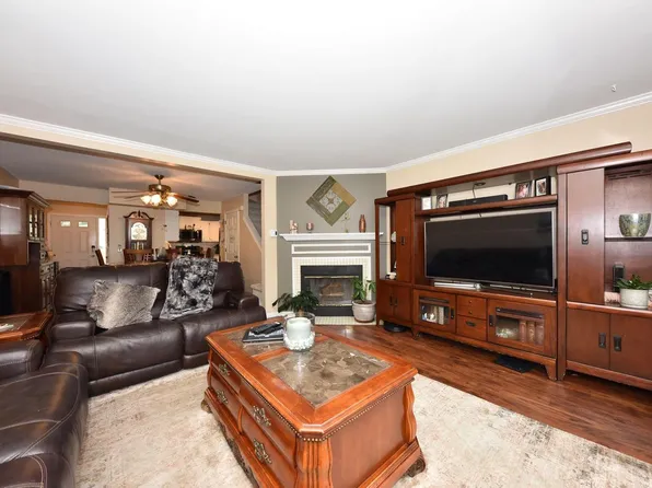 1339 Meadowcreek DRIVE #E, Pewaukee, WI 53072