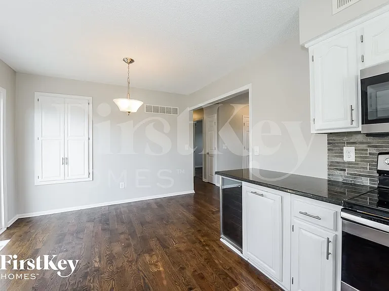 704 York Dr — Photo 6