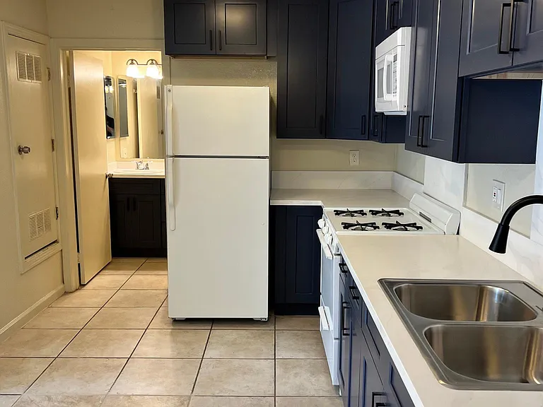 3029 Broadway — Photo 11