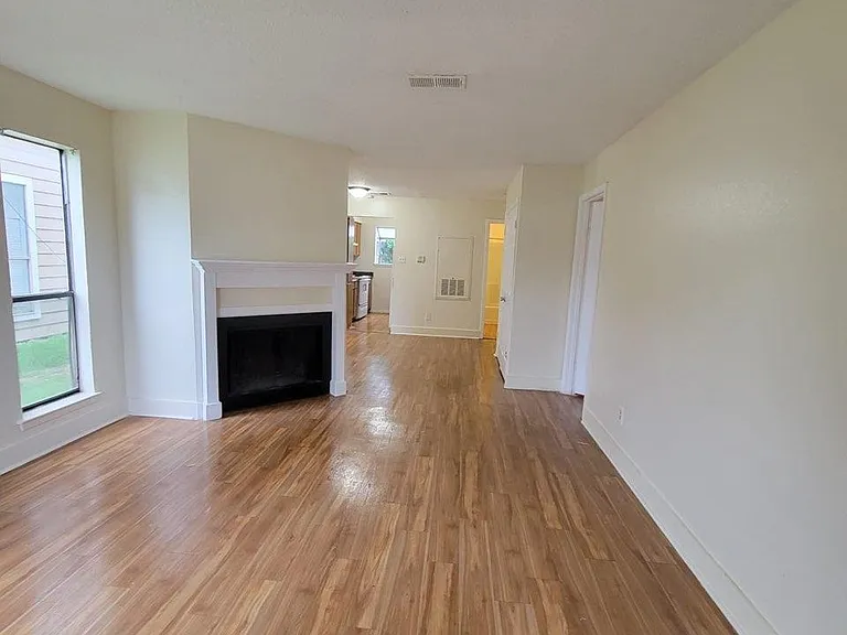 1913 W Loop #A — Photo 1