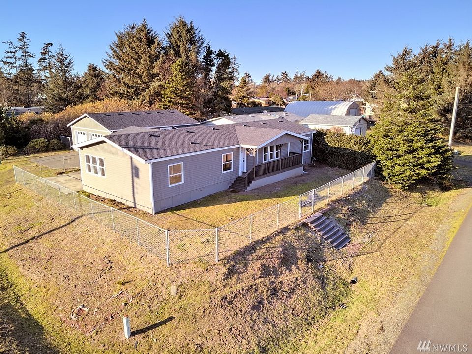 1st image of 713 Cardinal Ave NE