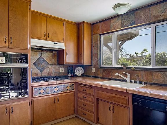 4th image of 203 Chaucer Dr