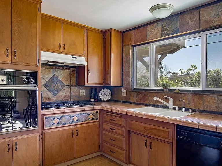 203 Chaucer Dr — Photo 4