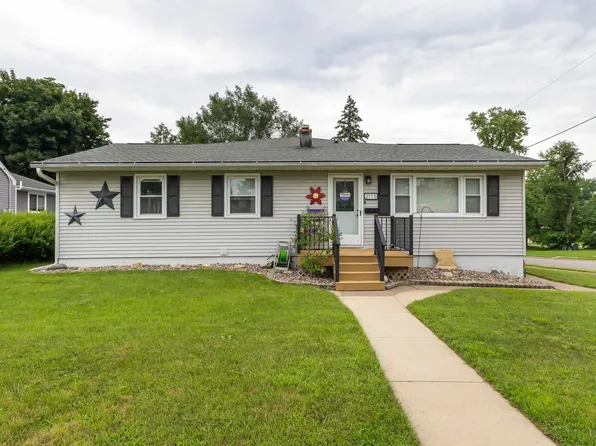 2115 Sunnyview Dr, Dubuque, IA 52001