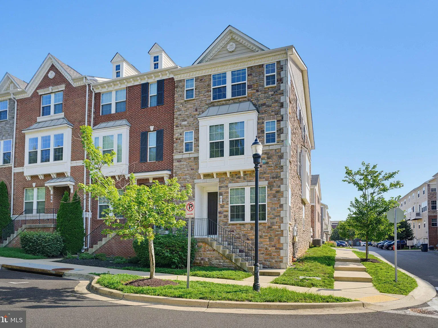 4 bed, 3.5 bath, 2296 sqft, $3,300 — Photo 1