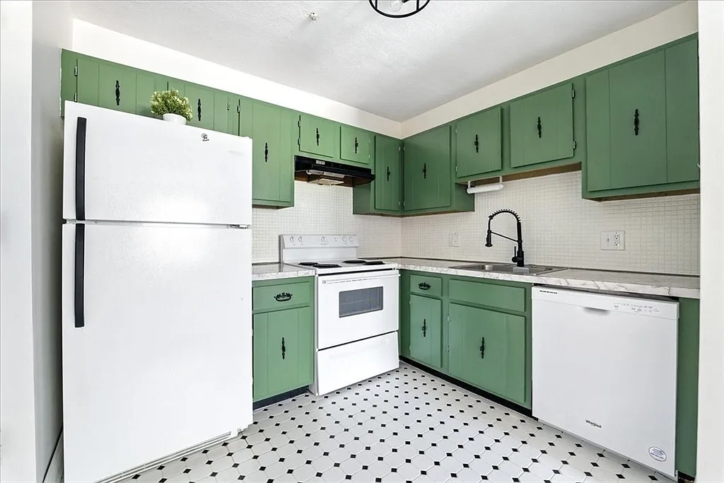 Building Photo - 67 Milliken Ave #13