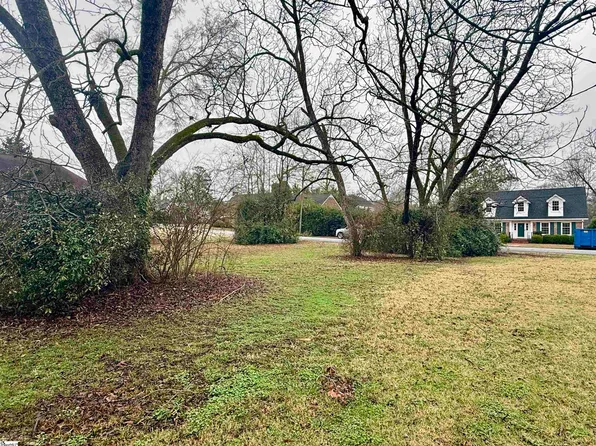 Hickory St, Clinton, SC 29325