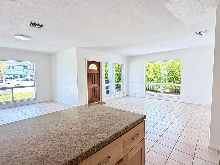 620 NE 19th Ave #N — Photo 3