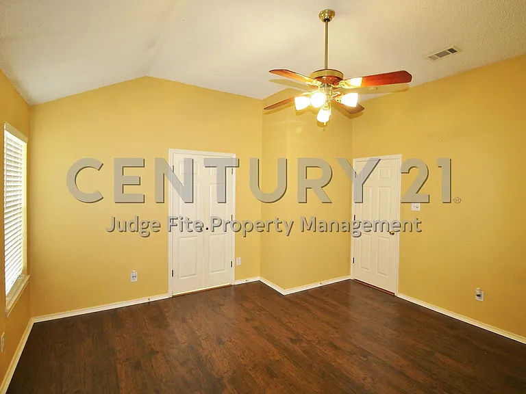 2305 Valley Creek Dr — Photo 7