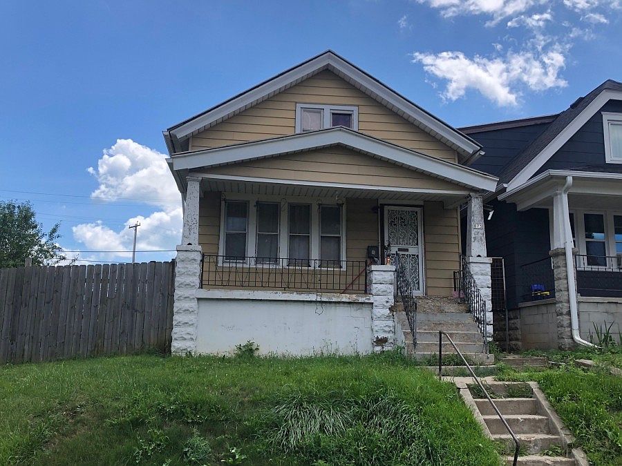 1st image of 873 W Windlake Ave