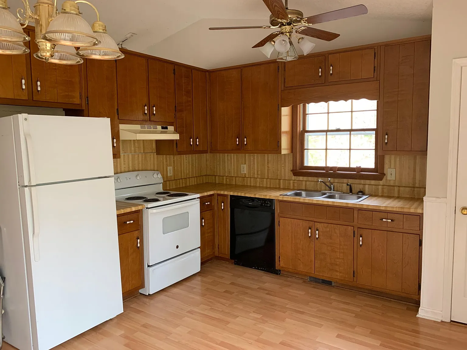 3 bed, 1000 sqft, $1,600 — Photo 3