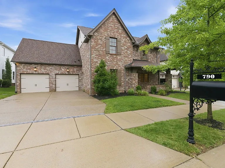 790 Fontwell Ln — Photo 3