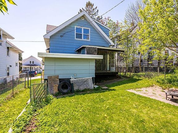 4th image of 922 N 12th Ave E