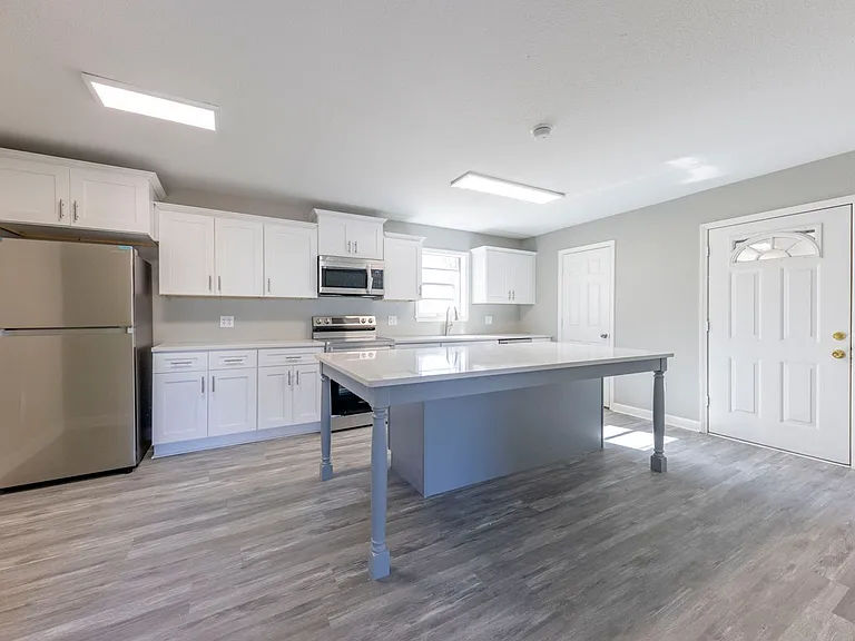 1809 W Center Ave — Photo 1