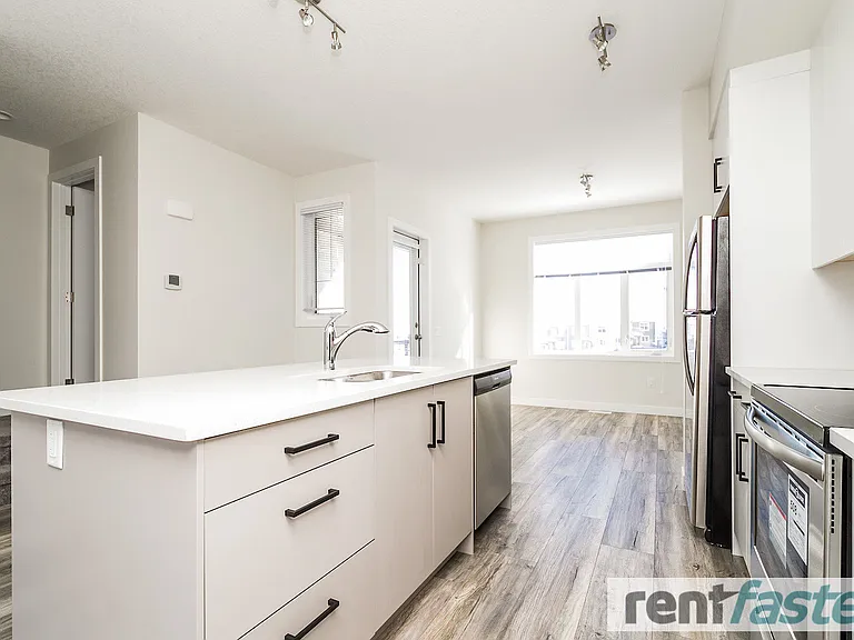 600 Bellerose Dr — Photo 8