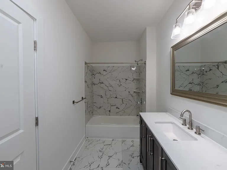 2721 W Mosher St — Photo 2