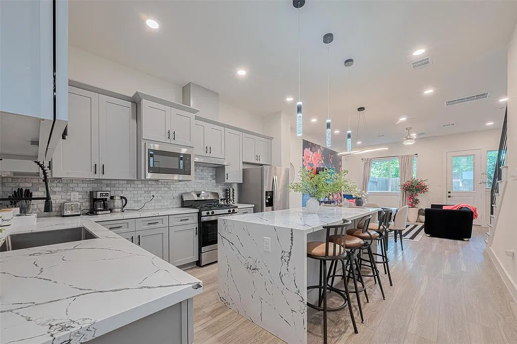 3 bed, 2358 sqft, $3,800 — Photo 1