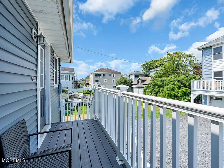 27 Arnold Ave — Photo 32