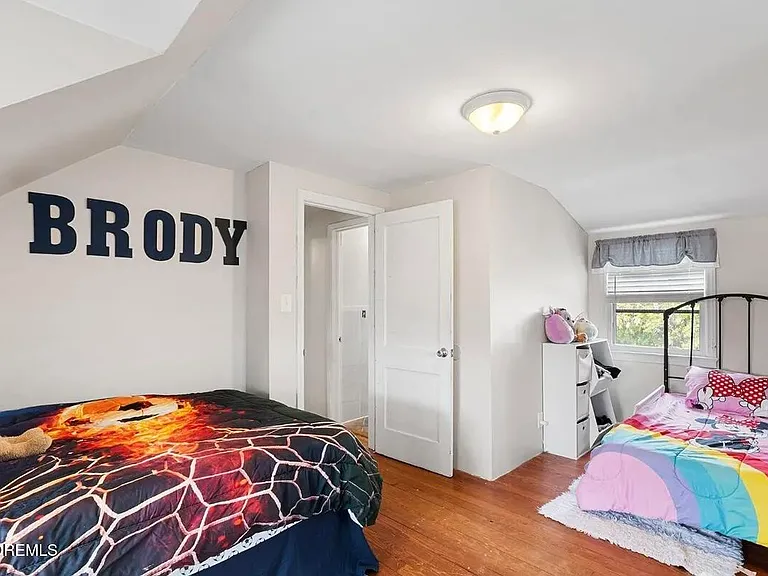 585 Bamford Ave — Photo 23