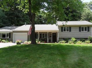 41 Hickory Ln, Waldwick, NJ 07463